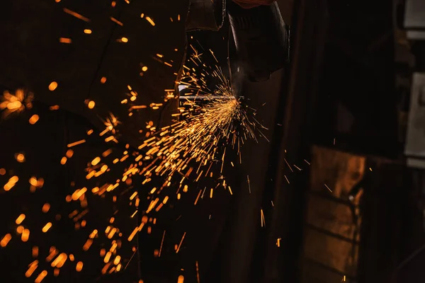 Vista Parcial Del Trabajador Fabricación Utilizando Sierra Circular Con Destellos — Foto de Stock