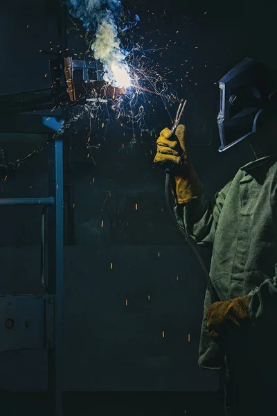 Vista Lateral Fabricação Metal Solda Trabalhador Com Faíscas Fábrica — Fotografia de Stock