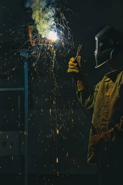 Trabajador Máscara Protección Soldadura Metal Fábrica —  Fotos de Stock