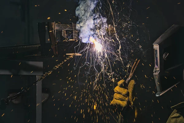 金属工場で働いて保護マスクで溶接機の側面図 — ストック写真