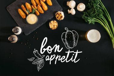 lezzetli fırında patates sos, baharat ve bardak bira ile üstten görünüm 
