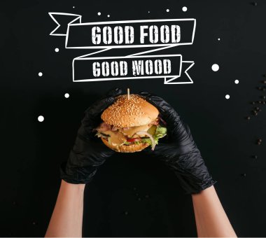 siyah ile Türkiye, sebze ve Sezar sos ile lezzetli burger elinde eldiven elinde kadeh kırpılmış 