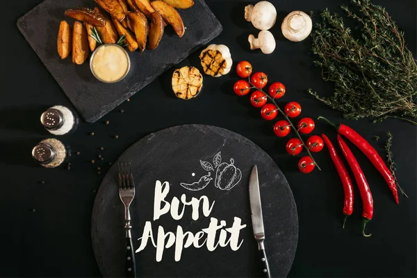 Bovenaanzicht Van Leisteen Bord Met Bon Appetit Belettering Vork Mes — Gratis stockfoto