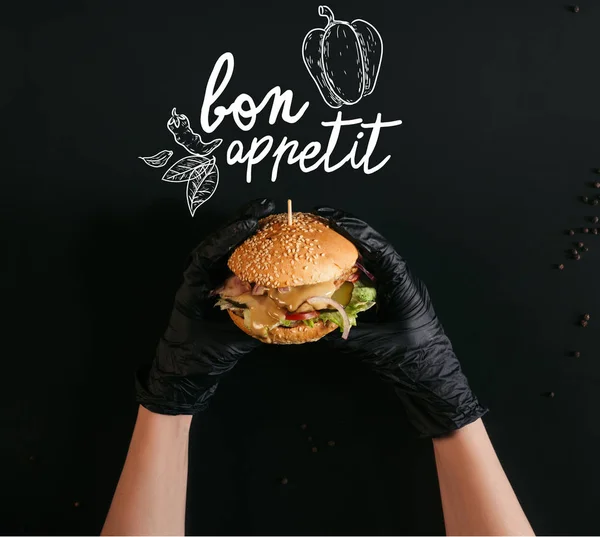 Beskuren Bild Händer Handskar Håller Läckra Burger Med Turkiet Grönsaker — Stockfoto