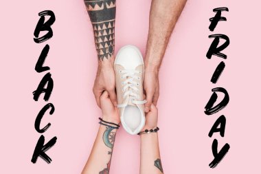 dövmeli shopaholics spor ayakkabı siyah Cuma yazı ile pembe üzerinde izole tutan kırpılmış görünümünü 