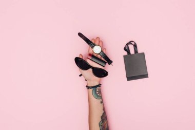 dövmeli kız aksesuarları küçük alışveriş çantası pink izole yakın tutarak kısmi görünümünü