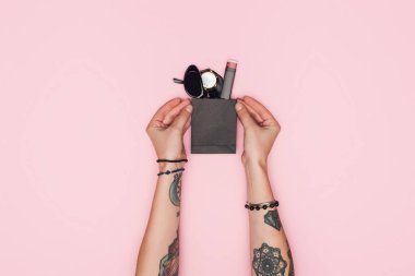 dövmeli kız küçük alışveriş çantası şık aksesuarlar pink izole ile tutarak kısmi görünümünü