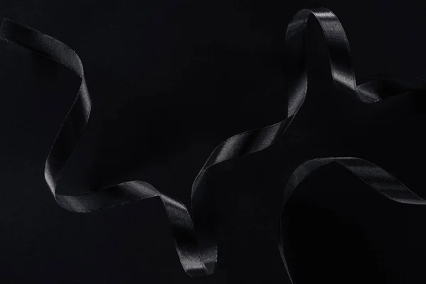 Κάτοψη Του Μαύρη Κορδέλα Γυαλιστερό Μαύρο Φόντο — Φωτογραφία Αρχείου