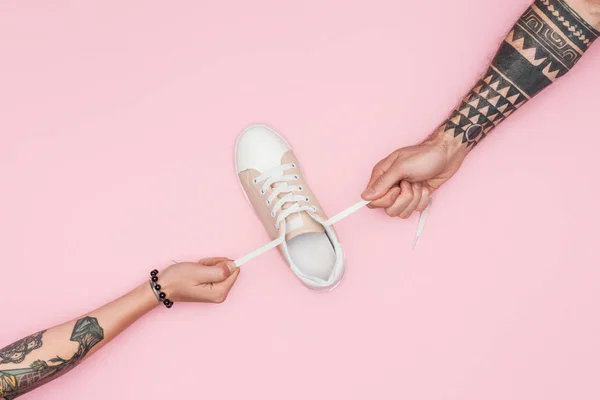 Beskuren Bild Tatuerade Shopaholics Dra Sneaker Isolerad Rosa — Stockfoto
