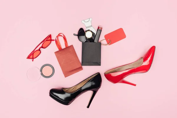 Piso Con Tacones Altos Pequeñas Bolsas Compras Con Cosméticos Accesorios — Foto de Stock