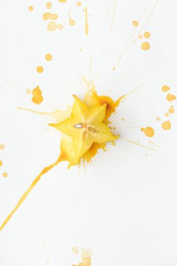 carambola üstten görünüm sarı boya ile beyaz yüzeyinde su sıçramalarına