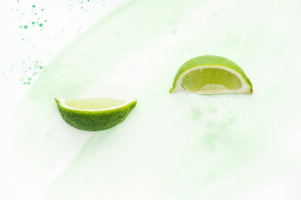 Pohled Dvou Kusů Zralé Lahodné Limety Bílém Povrchu Zeleným Akvarel — Stock fotografie zdarma