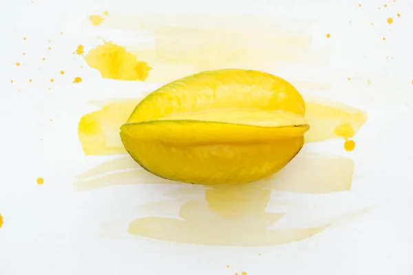 黄色の水彩画と白い表面にゴレンシのトップ ビュー  — 無料ストックフォト