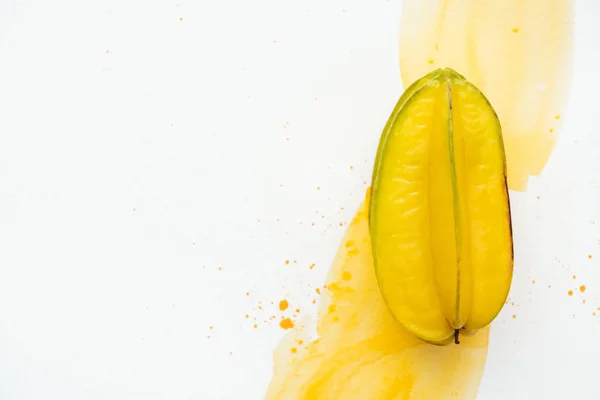 Draufsicht Auf Eine Reife Karambolage Auf Weißer Oberfläche Mit Gelbem — kostenloses Stockfoto