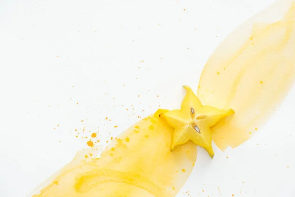 Vista Superior Fruta Estrella Superficie Blanca Con Acuarela Amarilla — Foto de stock gratis