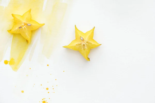 Pohled Shora Dvě Sladká Hvězda Ovoce Bílém Povrchu Žlutým Akvarel — Stock fotografie