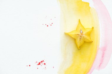 carambola üstten görünüm sarı ve pembe suluboya ile beyaz yüzeyi