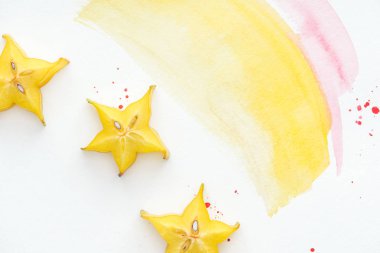 nefis carambolas üstten görünüm sarı ve pembe suluboya ile beyaz yüzeyi