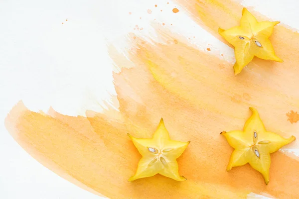 Vista Elevada Frutos Estrela Saborosos Superfície Branca Com Aquarela Laranja — Fotos gratuitas