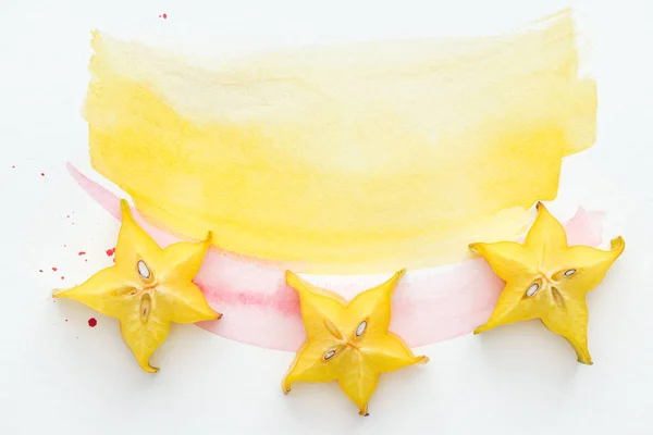 Верхний Вид Сладких Фруктов Звезды Белой Поверхности Желтыми Розовыми Акварелями — Бесплатное стоковое фото
