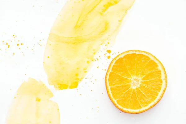 黄色水彩白色表面美味橙片的顶部视图 — 图库照片
