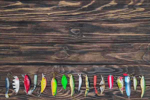 Вид Зверху Різноманітну Рибальську Приманку Розміщену Ряд Дерев Яному Фоні — стокове фото