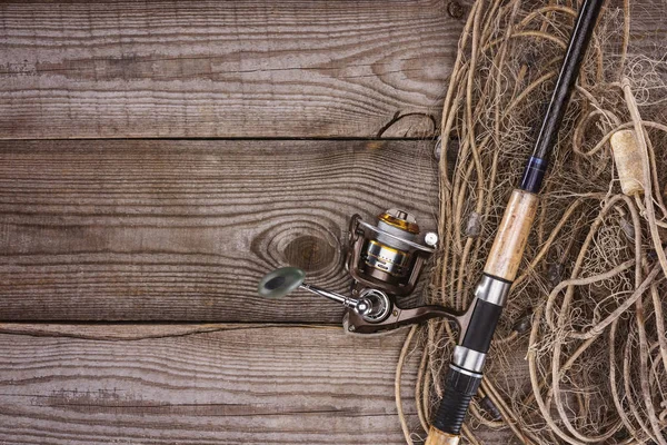 木制木板钓鱼网和钓竿的顶部视图 — 图库照片