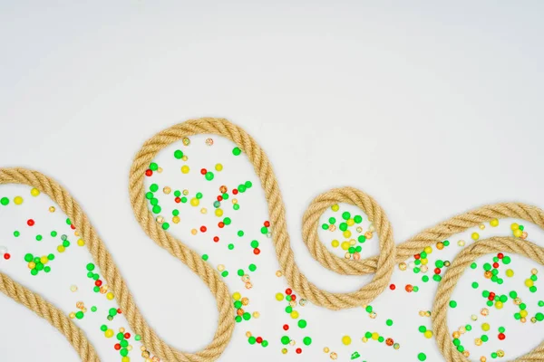 Bovenaanzicht Van Kleurrijke Snoepjes Met Nautische Touw Geïsoleerd Wit — Stockfoto