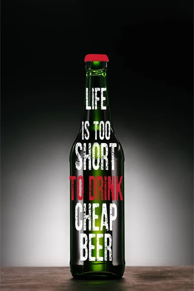 Botella Cerveza Sobre Fondo Gris Oscuro Con Inspiración Vida Demasiado — Foto de stock gratis