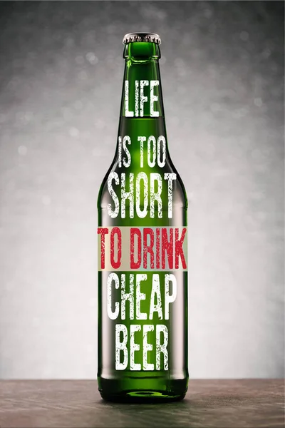 Botella Cerveza Mesa Sobre Fondo Gris Con Vida Demasiado Corta — Foto de stock gratis