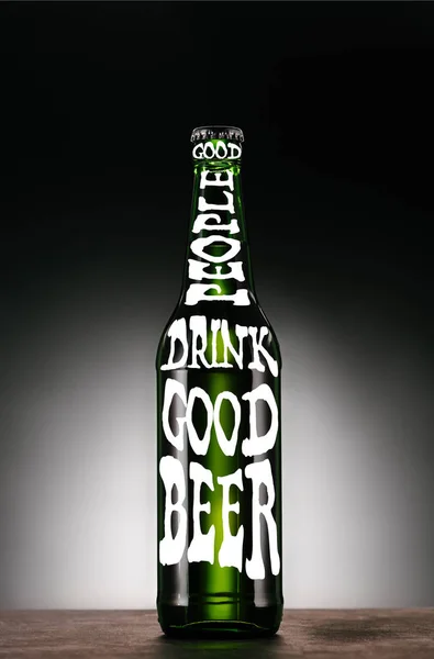 Botella Cerveza Sobre Fondo Gris Oscuro Con Inspiración Buena Gente — Foto de stock gratis