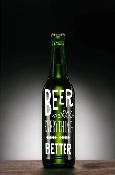 ビールは 良いものを作る のインスピレーションと暗い灰色の背景にビールのボトル — ストック写真