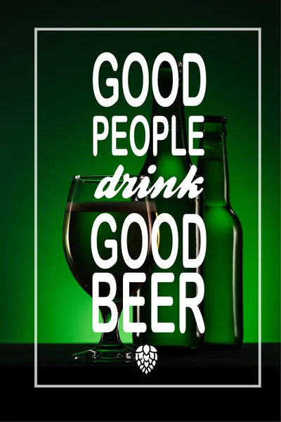 Botellas Vaso Cerveza Sobre Fondo Verde Oscuro Con Inspiración Buena — Foto de Stock