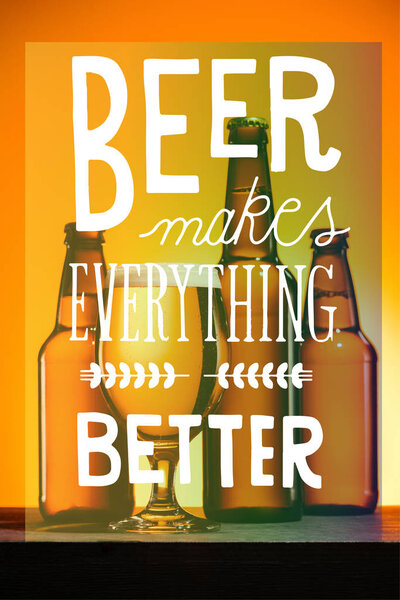 бутылки и стакан пива с пеной на поверхности на оранжевом фоне с вдохновением "пиво делает все лучше"
