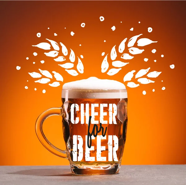 Mok Van Koud Biertje Een Oranje Achtergrond Met Cheer Voor — Gratis stockfoto