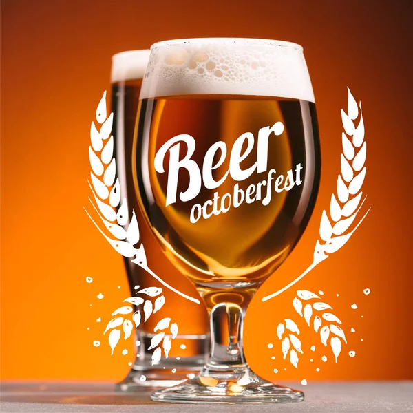 Enfoque Selectivo Disposición Vasos Cerveza Con Espuma Sobre Fondo Naranja — Foto de stock gratis