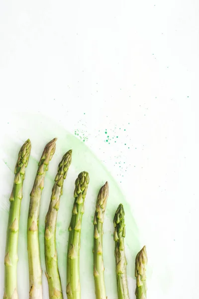 绿水彩笔画白色表面芦笋茎的顶部视图 — 图库照片