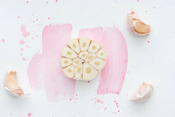 Top View Spiced Spicy Garlic White Surface Pink Watercolor Strokes — Stock Photo, Image