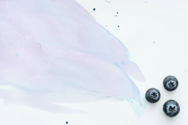 Draufsicht Auf Saftige Blaubeeren Auf Weißer Oberfläche Mit Violetten Aquarellstrichen — Stockfoto