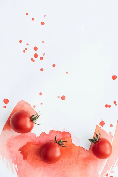 Vista Superior Tomates Cherry Superficie Blanca Con Trazos Acuarela Roja —  Fotos de Stock