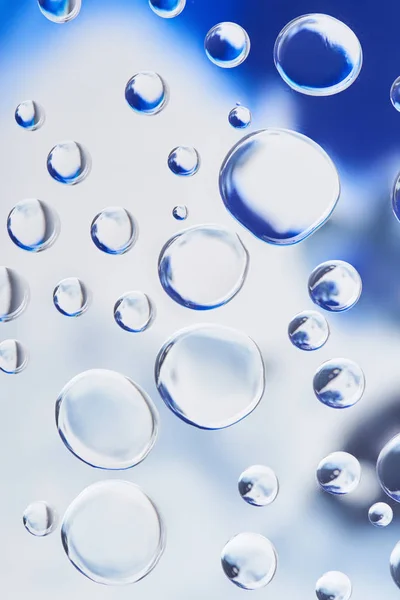 Hermosas Gotas Agua Transparentes Sobre Fondo Abstracto Borroso — Foto de Stock