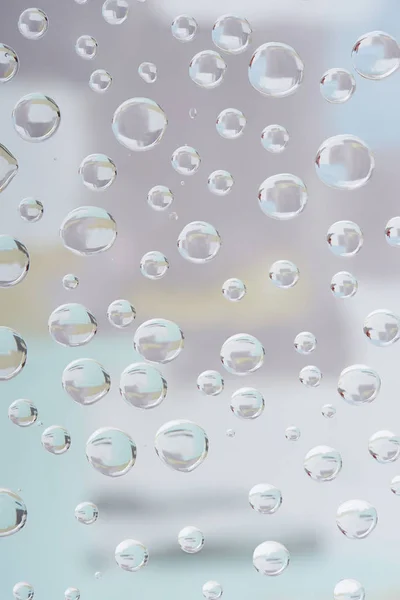 Vista Close Belas Gotas Água Transparentes Sobre Fundo Abstrato Borrado — Fotografia de Stock