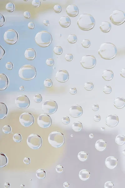 抽象的な背景をぼかした写真で美しい透明な水滴 — ストック写真