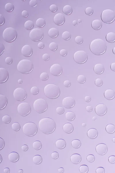 Крупный План Прозрачных Капель Воды Фиолетовом Фоне — Бесплатное стоковое фото