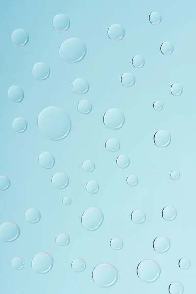 Γκρο Πλαν Θέα Διαφανή Νερό Σταγόνες Ανοιχτό Μπλε Φόντο — Φωτογραφία Αρχείου