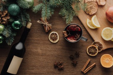 ahşap masa üstü, Noel kavramı üzerinde mulled şarap ve meyve Kupası üstten görünüm