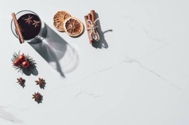 beyaz masa üzerinde mulled şarap cam ve Noel oyuncaklar üstten görünüm