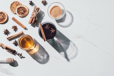 beyaz masa üzerinde mulled şarap için malzemelerin üstten görünüm