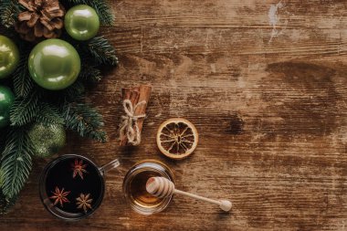 üstten görünüm mulled şarap, bal ve köknar ahşap masa üstü, Noel kavramı üzerinde çırpı