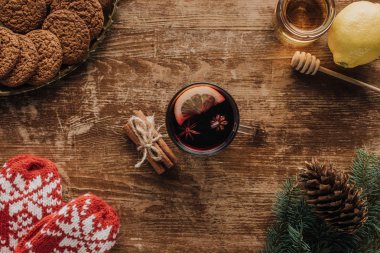 ahşap masa üstü, Noel kavramı üzerinde mulled şarap Kupası, eldivenler, köknar twigs ve bal üstten görünüm